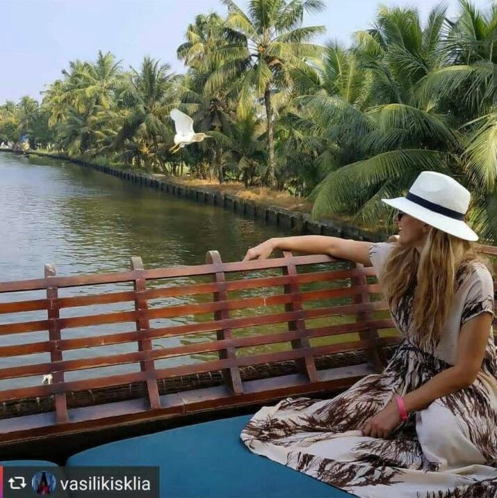 فندق Why Not Houseboat Alappuzha المظهر الخارجي الصورة