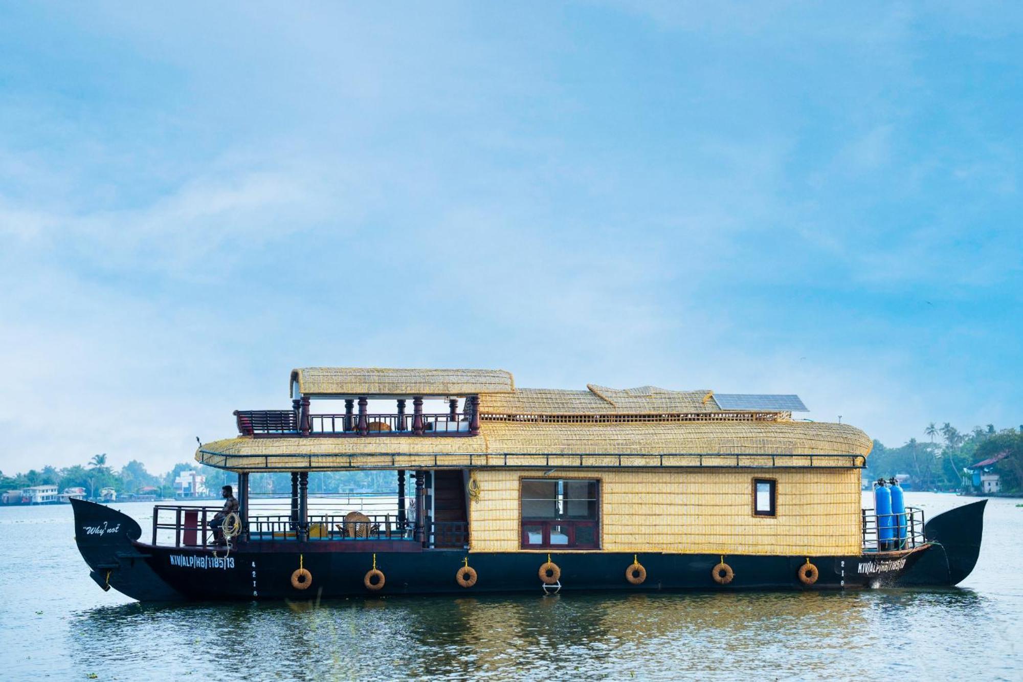فندق Why Not Houseboat Alappuzha المظهر الخارجي الصورة