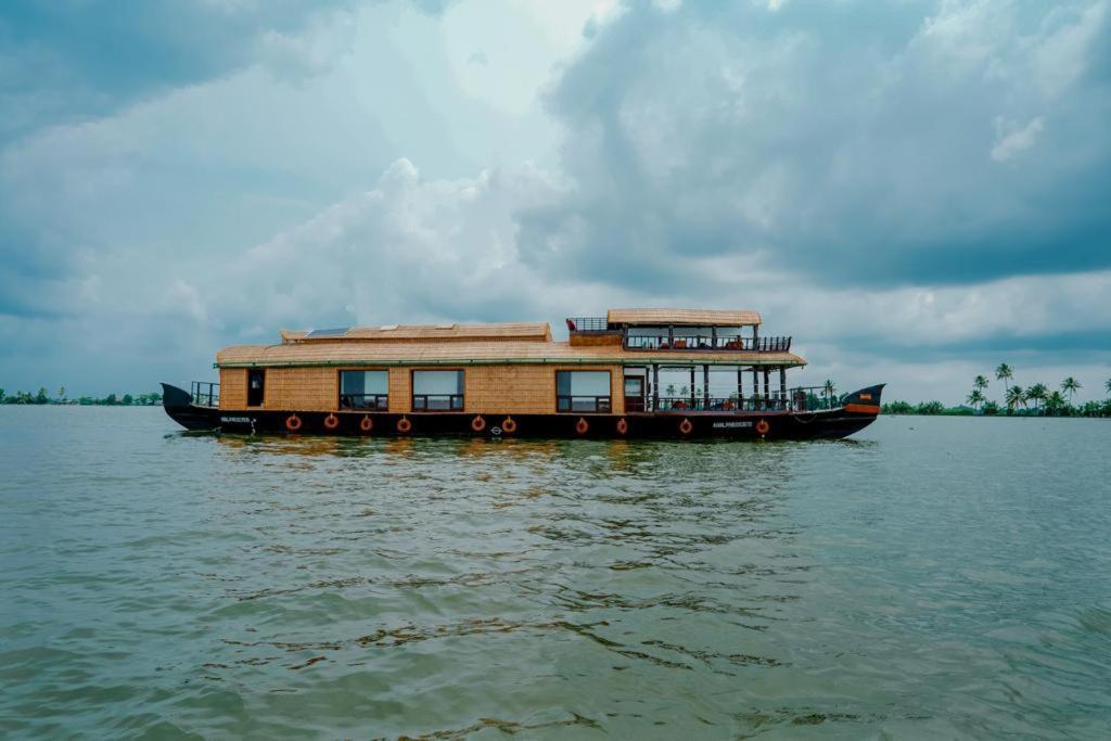 فندق Why Not Houseboat Alappuzha المظهر الخارجي الصورة