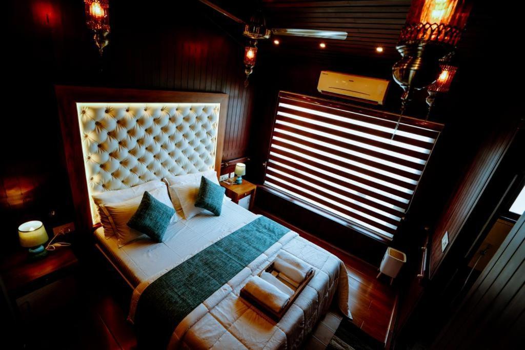 فندق Why Not Houseboat Alappuzha المظهر الخارجي الصورة