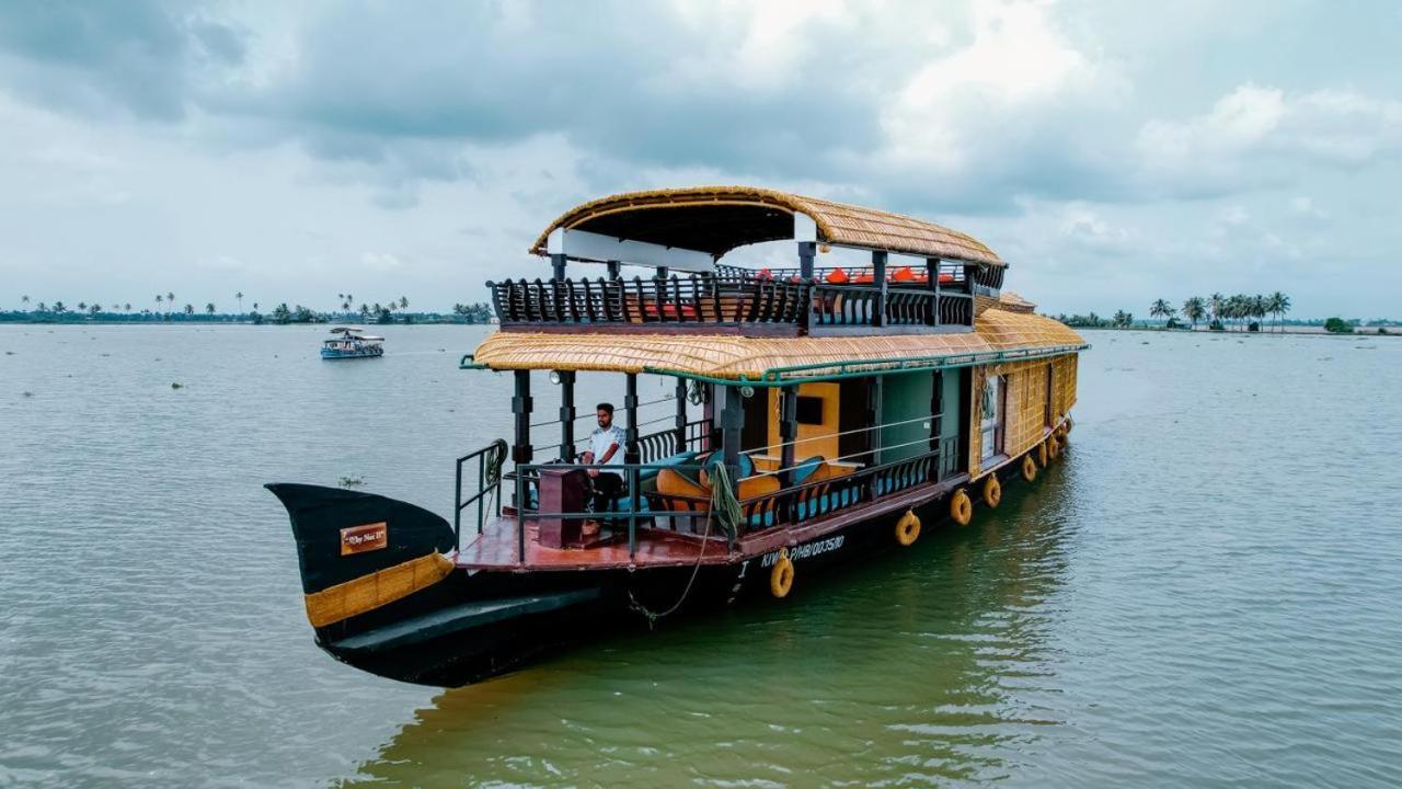 فندق Why Not Houseboat Alappuzha المظهر الخارجي الصورة