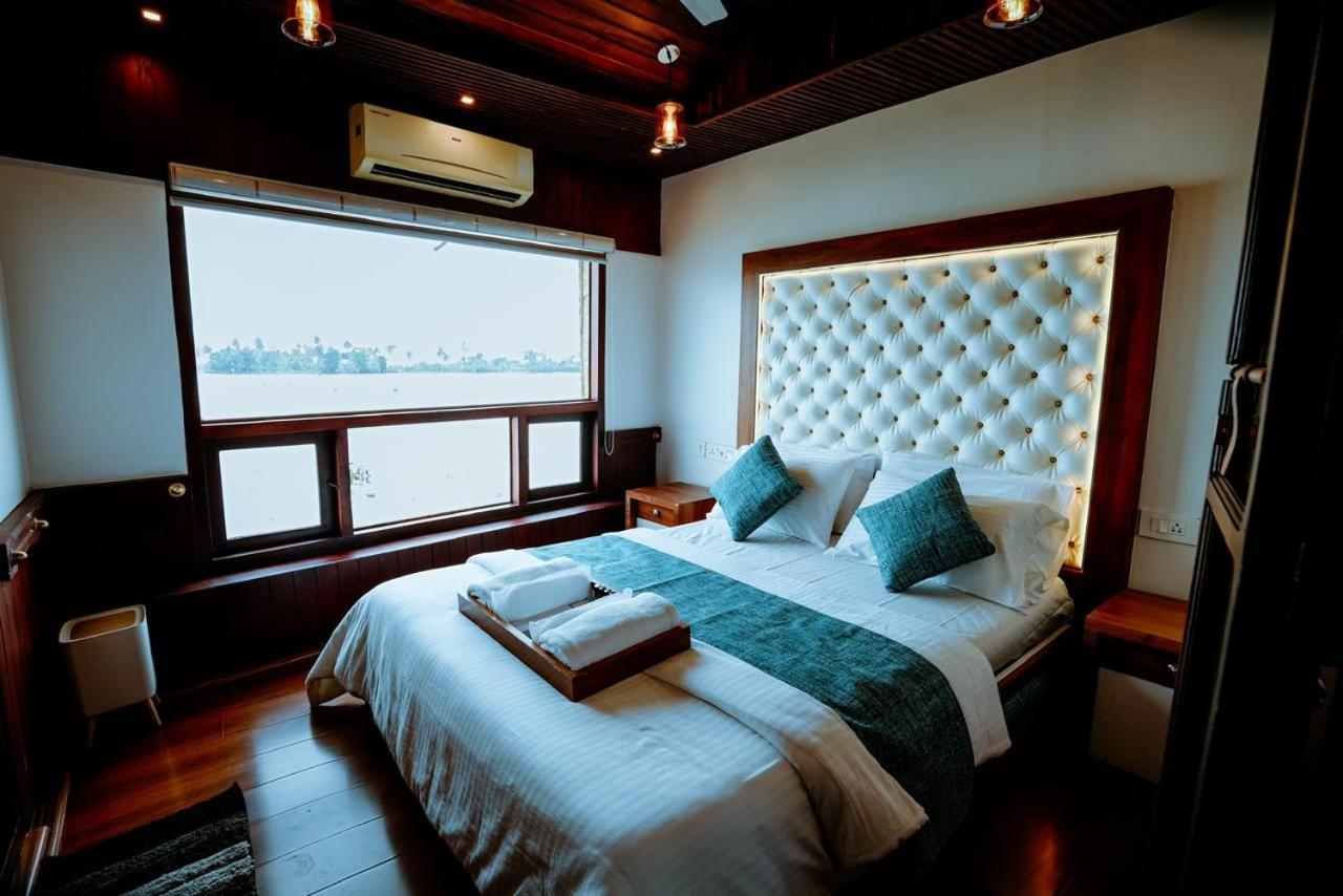 فندق Why Not Houseboat Alappuzha المظهر الخارجي الصورة